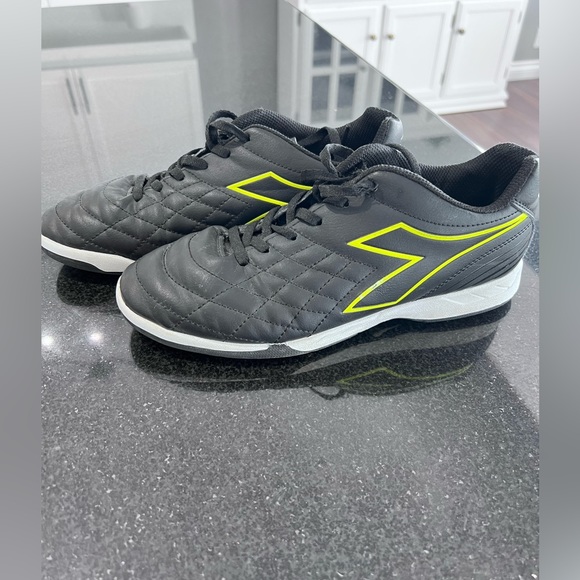 Diadora - Indoor Soccer Shoes - Picture 2 of 3